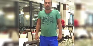 Sandalyede oturur halde bulundu