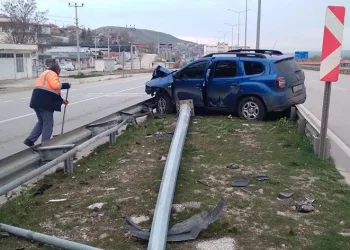 Kontrolden çıkan araç orta refüje daldı