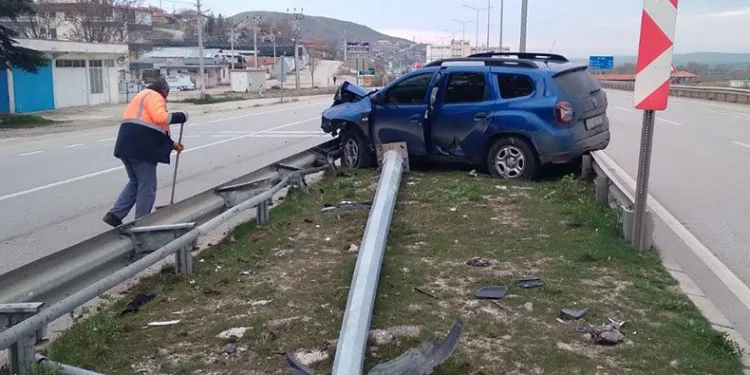 Kontrolden çıkan araç orta refüje daldı