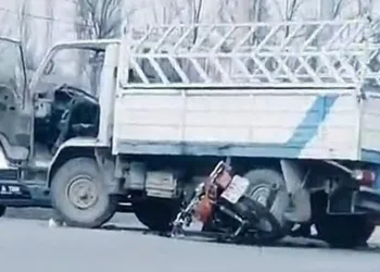 Motosiklet kamyonetin altında kaldı