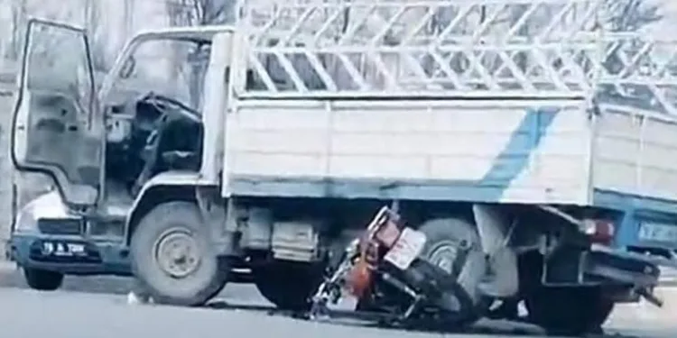 Motosiklet kamyonetin altında kaldı
