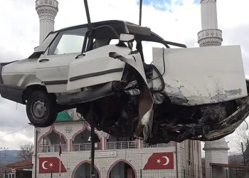 Demir korkuluğa ok gibi saplandı