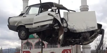 Demir korkuluğa ok gibi saplandı