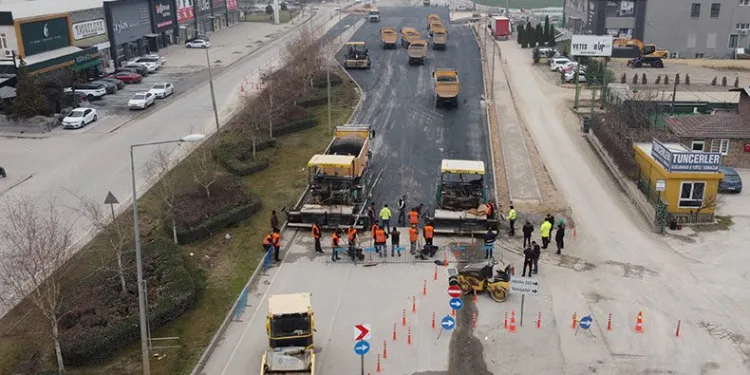 Akpınar kavşağında asfalt çalışması başladı