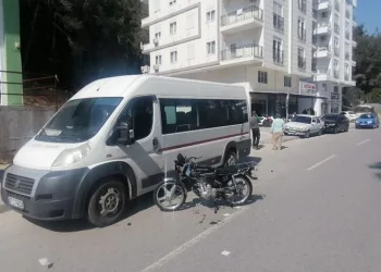 Otomobile çarpıp yola savruldular