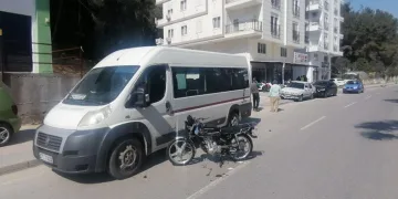 Otomobile çarpıp yola savruldular