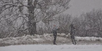 Abant’ta lapa lapa kar yağdı