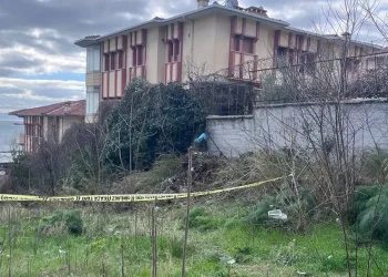 Site parmaklıklarına asılı halde bulundu