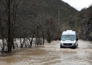 Munzur Çayı taştı, yollar kapatıldı