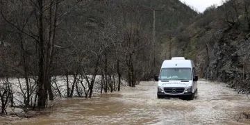 Munzur Çayı taştı,  yollar kapatıldı
