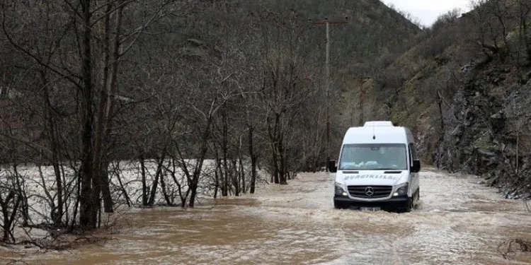 Munzur Çayı taştı,  yollar kapatıldı