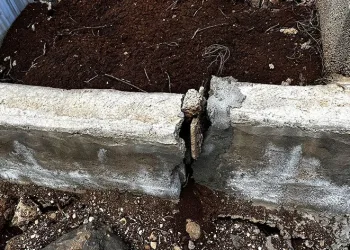 Bebek mezarlıklarında deprem sonrası hasar