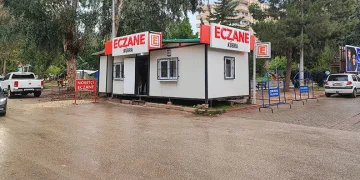 Parka konteyner kurup eczanesini açtı