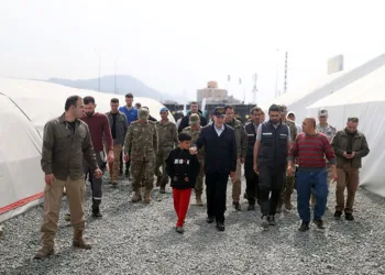 Bakan Akar depremzedelerle bir araya geldi