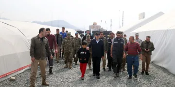 Bakan Akar depremzedelerle bir araya geldi