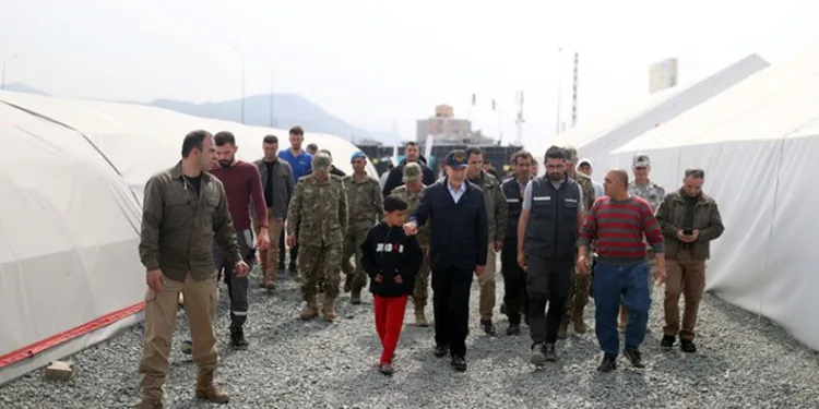 Bakan Akar depremzedelerle bir araya geldi