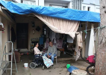 Depremzede aile çaresiz kaldı