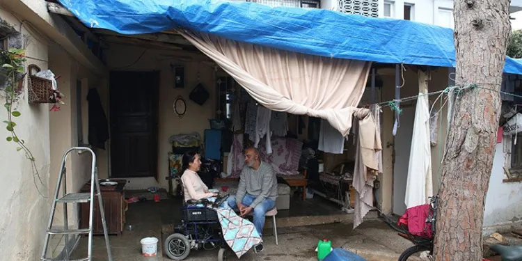 Depremzede aile çaresiz kaldı