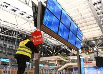 Havalimanlarındaki grev, uçuşları iptal etti