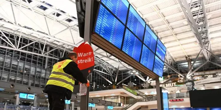 Havalimanlarındaki grev, uçuşları iptal etti