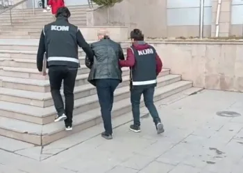 Sitesi yıkılan müteahhit İran’a kaçarken yakalandı