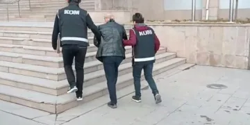 Sitesi yıkılan müteahhit İran’a kaçarken yakalandı