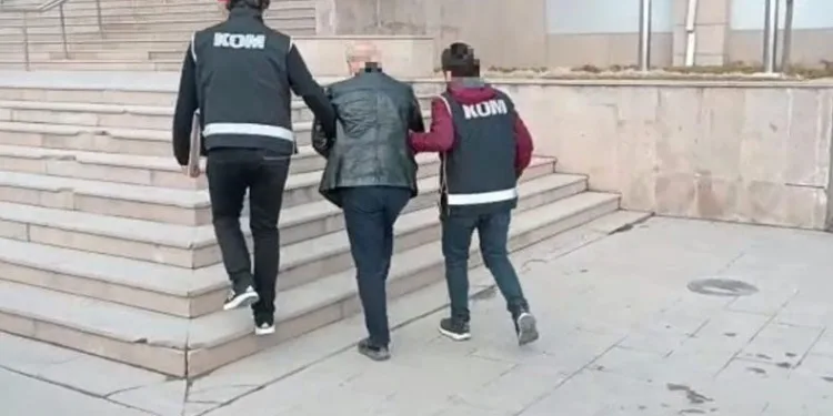 Sitesi yıkılan müteahhit İran’a kaçarken yakalandı