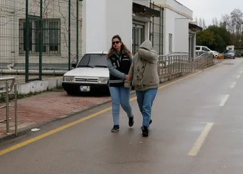 Kendisini kamu görevlisi olarak tanıtıp, 8 kişiyi dolandırdı