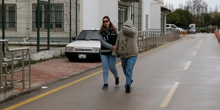 Kendisini kamu görevlisi olarak tanıtıp, 8 kişiyi dolandırdı