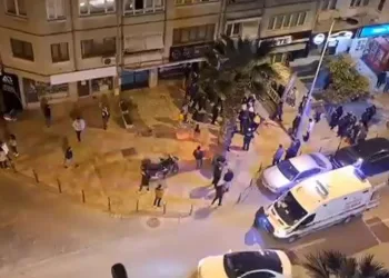 Kimseye aldırmadan birbirlerini acımasızsa bıçakladılar