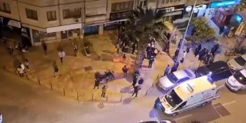 Kimseye aldırmadan birbirlerini acımasızsa bıçakladılar