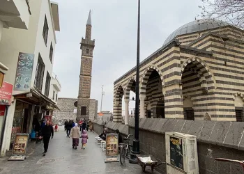 Minare karbon fiber ile güçlendirildi