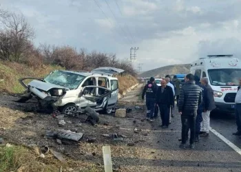 Kontrolden çıkan araç bariyerlere çarptı