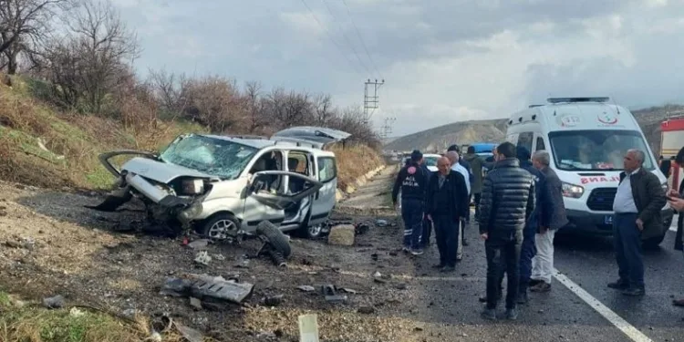 Kontrolden çıkan araç bariyerlere çarptı