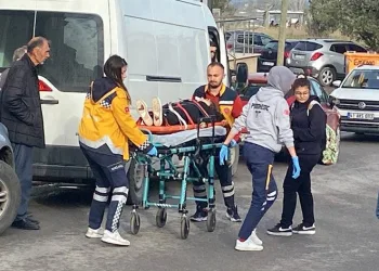 Okula giden lise öğrencisine otomobil çarptı