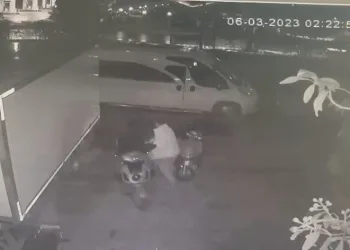 Elektrikli bisikleti elini kolunu sallaya sallaya çaldı