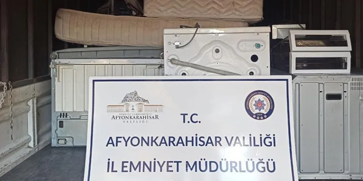Girdikleri evleri soyup soğana çevirmişlerdi, tutuklandılar