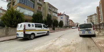 Cinnet getiren kişi annesini bıçakladı