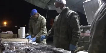 Mehmetçik Berat Kandili’nde tatlı ikram etti