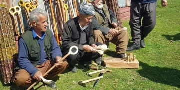 Dedelerinin öğrettiği işten ekmeklerini kazanıyorlar