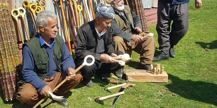 Dedelerinin öğrettiği işten ekmeklerini kazanıyorlar