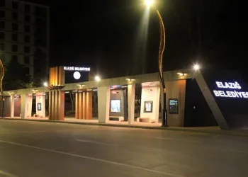 Modern yolcu otobüs durağı