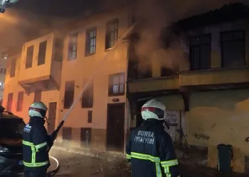 Bursa’da ahşap ev alevlere teslim oldu