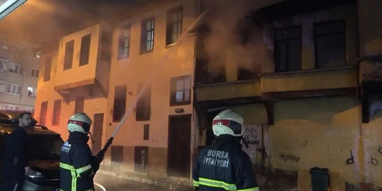 Bursa’da ahşap ev alevlere teslim oldu
