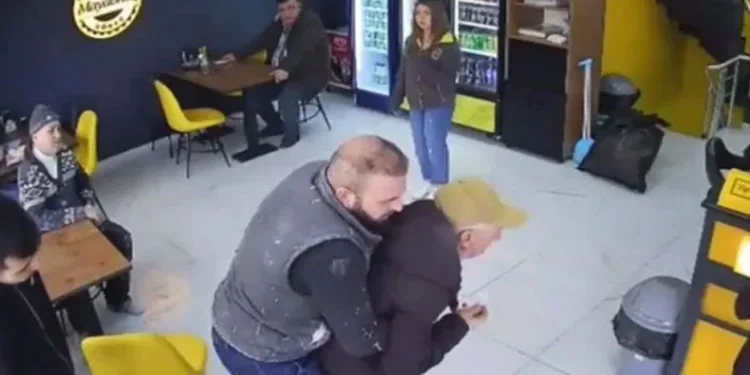 Heimlich manevrası yaşlı adamı hayata bağladı