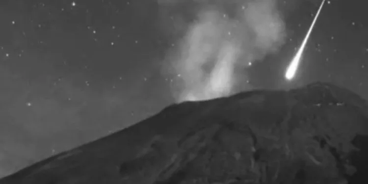 Meksika’daki Yanardağın yakınında göktaşı görüldü