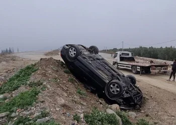 Otomobil kontrolden çıkarak devrildi