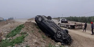 Otomobil kontrolden çıkarak devrildi