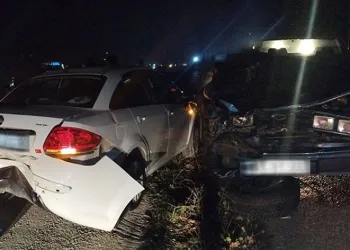 Bursa’da tamir için kenara çekilen araca, otomobil çarptı