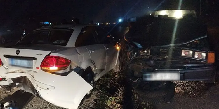 Bursa’da tamir için kenara çekilen araca, otomobil çarptı